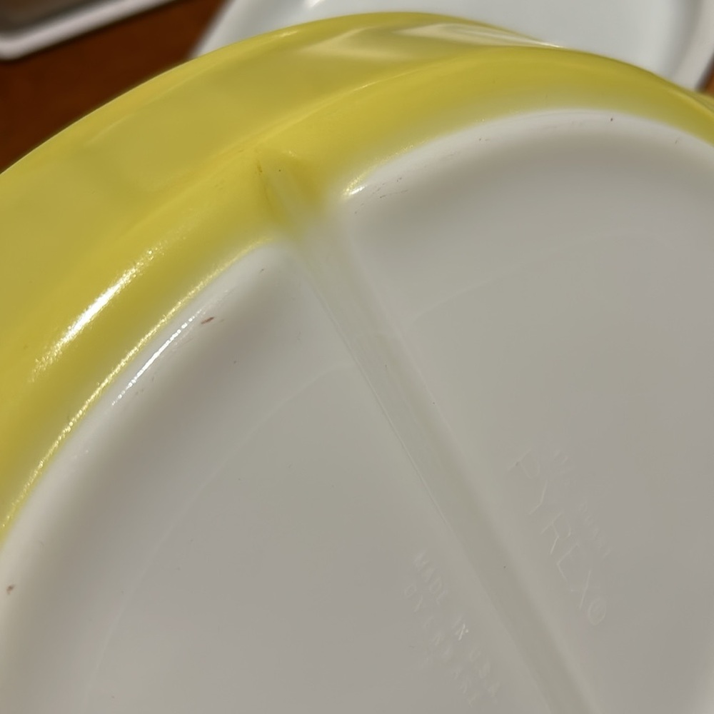 Pyrex Verde 1.5 quart Cinderella divided dish - Picture 9 of 11